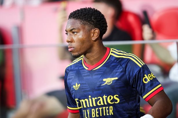 Manchester United weigh late transfer moves as loan exit reported close