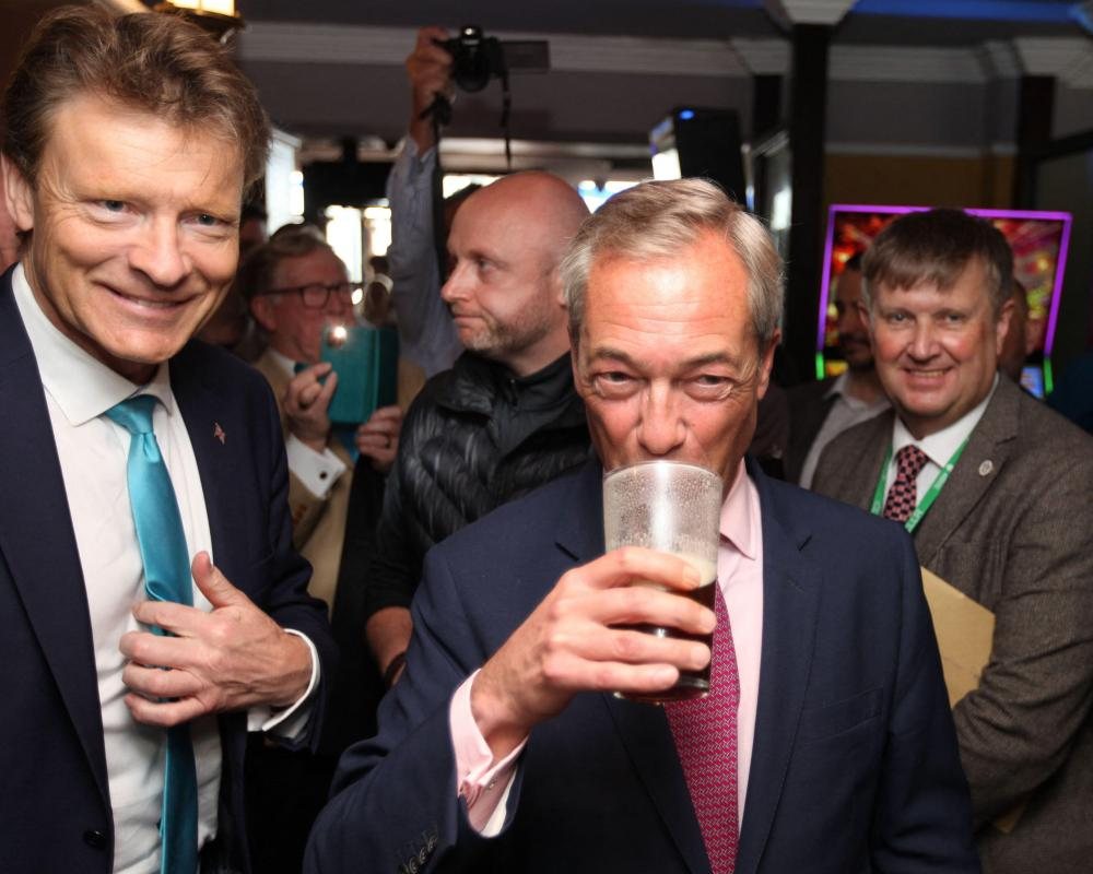 Labour accuses Reform UK of «stench of sleaze» over Farage return deal