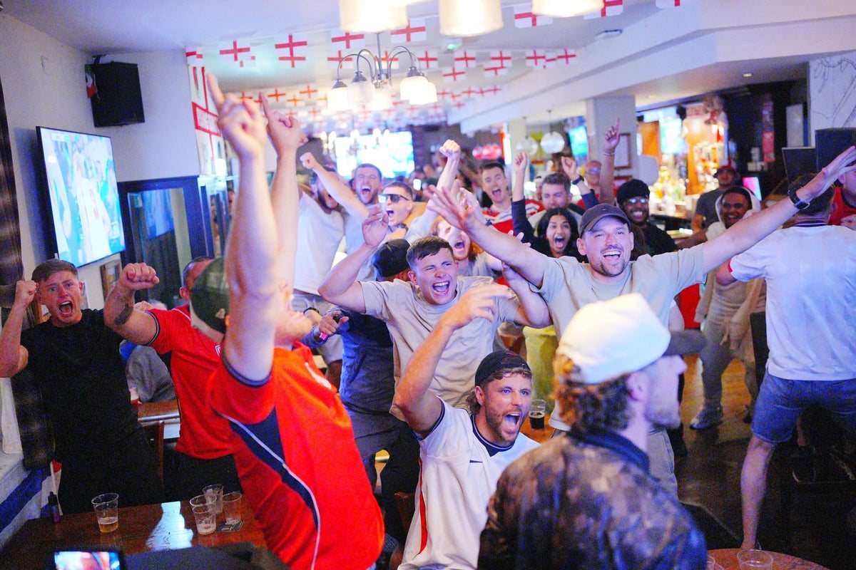 England fans pack UK pubs for World Cup thriller against Mexico