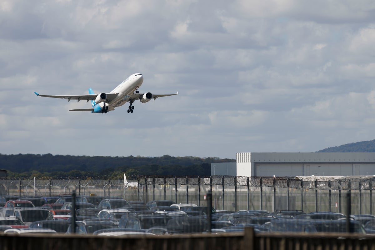 Pilot reports «flying saucer» near passenger jet at Gatwick Airport